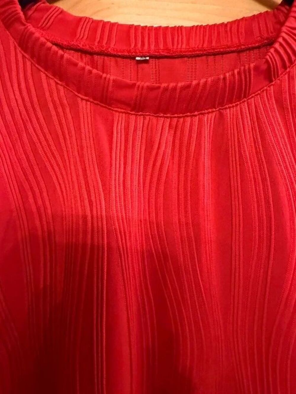 Beautiful red dress shirt, long sleeved size medium - Picture 3 of 5